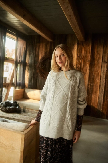 Sweter z ozdobnym splotem jasnoszary