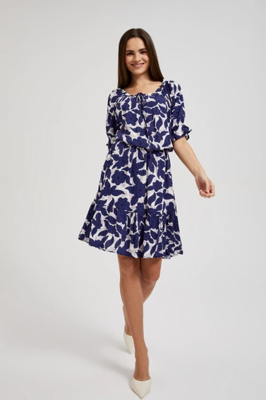 Sukienka w kwiaty z bufiastymi rękawami fioletowa