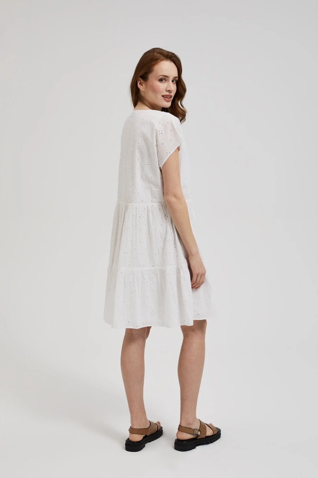 Rozkloszowana sukienka z krótkimi rękawami biała