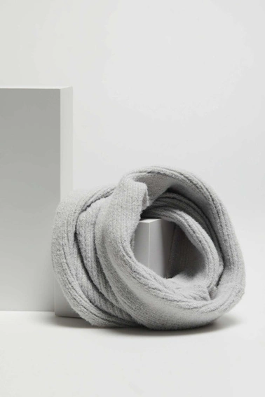 Gładki szalik z metaliczną nitką