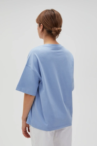 Luźny t-shirt z dekoltem w serek niebieski 