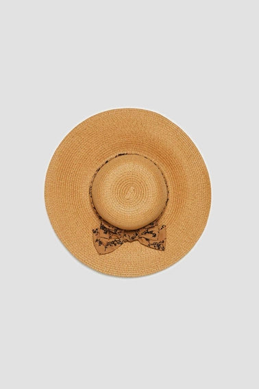 Kapelusz słomkowy z szerokim rondem i ozdobną wstążką beżowy