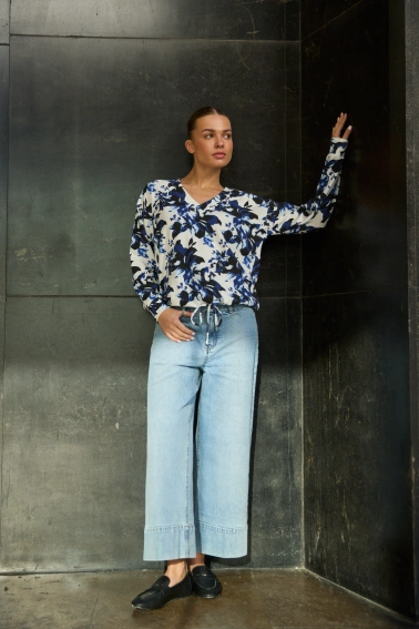 Bluza w kwiaty z dekoltem biała