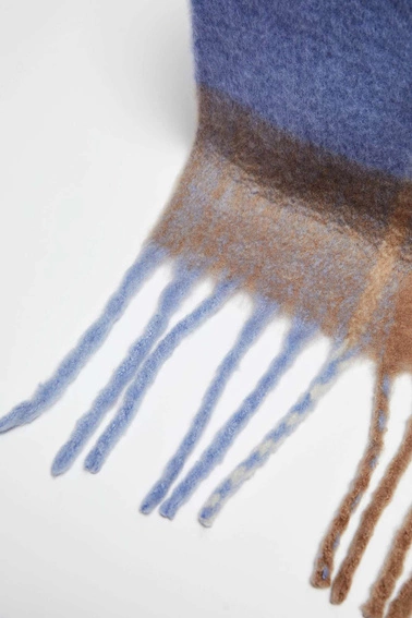 Szal w kratkę z frędzlami niebieski