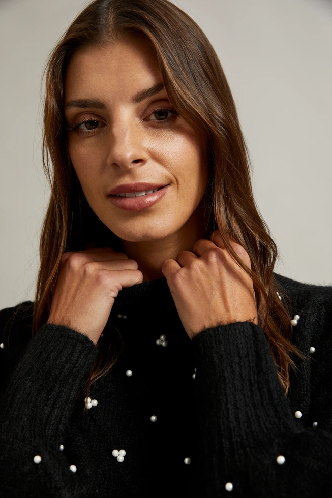 Sweter ozdobiony koralikami czarny