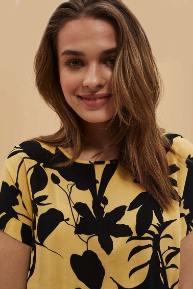 Wiskozowa sukienka z roślinnym wzorem 