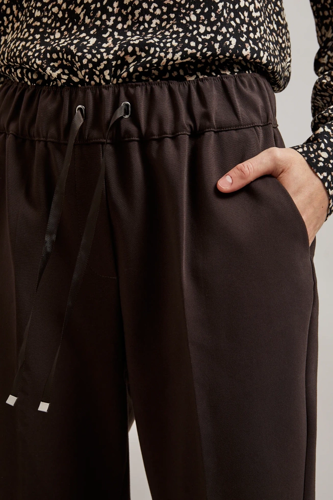 Spodnie z prostą nogawką i wiązaniem w pasie brązowe