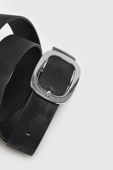 Gładki pasek z klamrą w kolorze srebrnym czarny