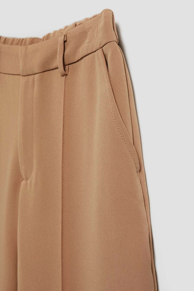 Spodnie w kant z szerokimi nogawkami ciemnobeżowe