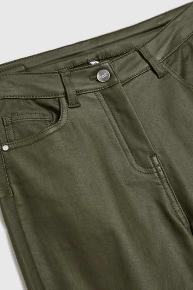 Woskowane spodnie rurki oliwkowe