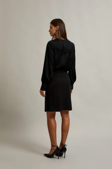 Ołówkowa spódnica z ozdobnym guzikiem czarna