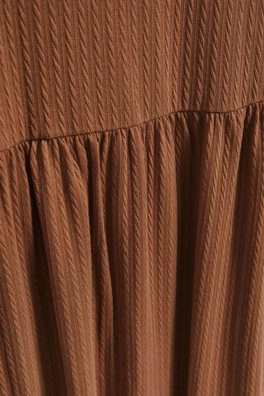 Sukienka z długimi rękawami i rozkloszowanym dołem ciemnobeżowa