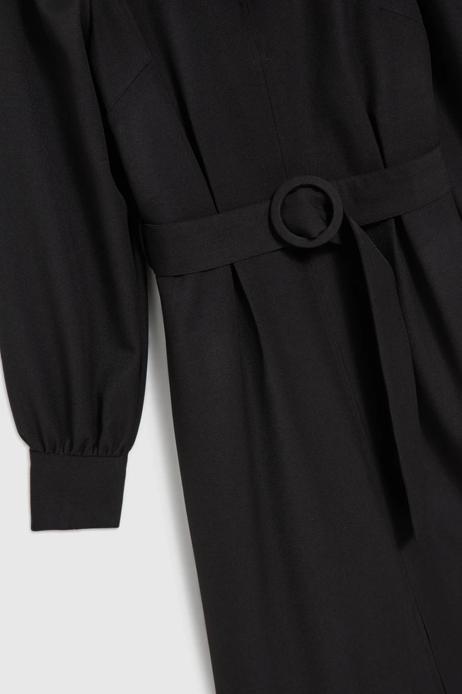 Sukienka z rozkloszowanym dołem i bufiastymi rękawami czarna