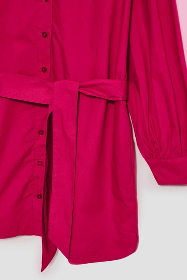 Koszulowa sukienka z paskiem w talii