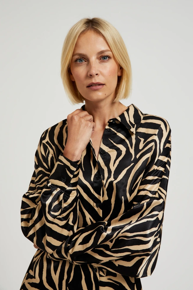 Koszulowa sukienka z zwierzęcym wzorem czarna