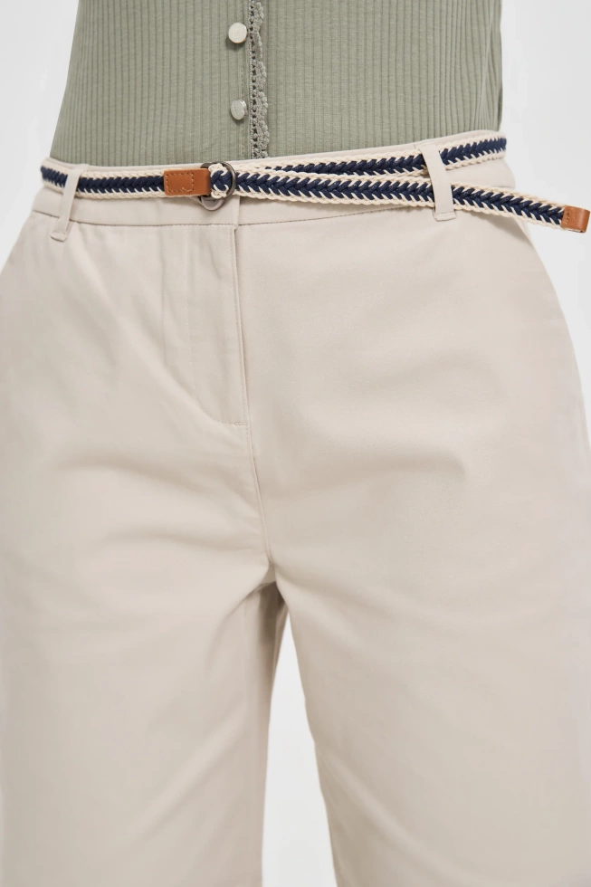 Bawełniane szorty z paskiem beżowe