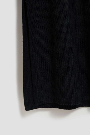 Swetrowa sukienka z golfem czarna