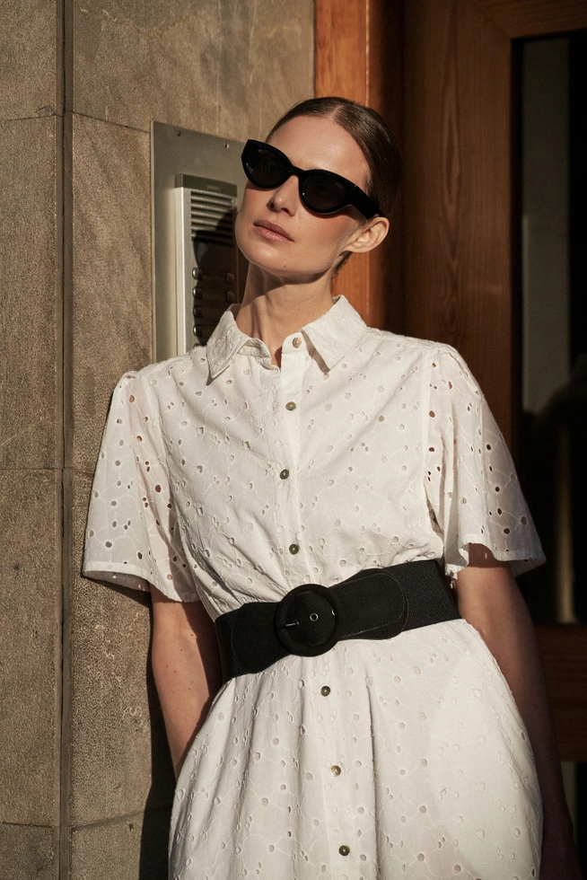 Ażurowa sukienka z wiązaniem w talii biała