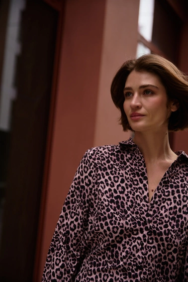 Wiskozowa koszula w panterkę różowa