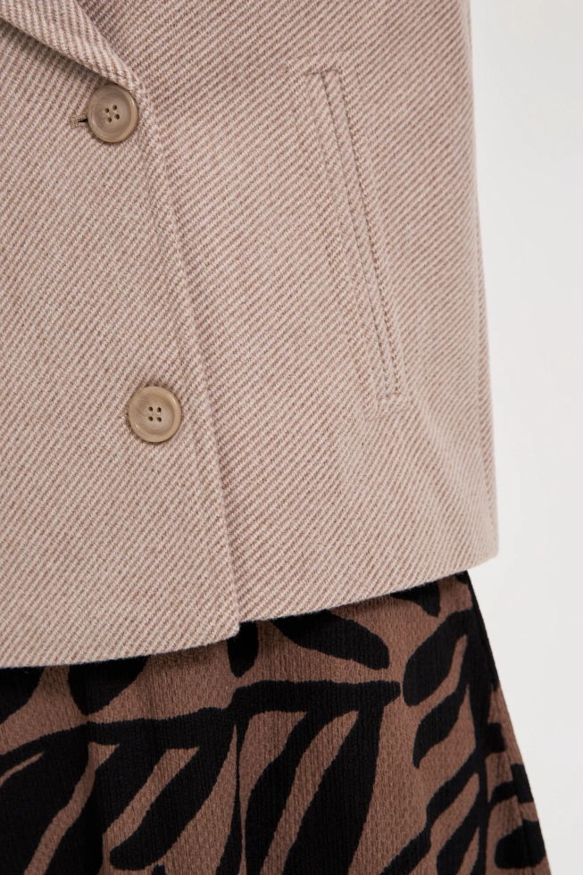 Krótki beżowy płaszcz