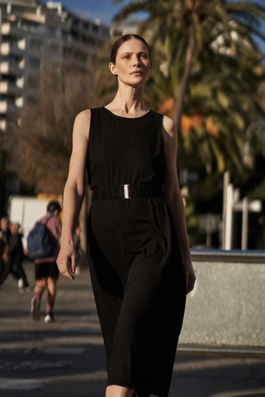 Gładka sukienka midi czarna