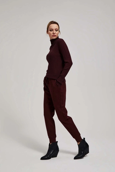 Cienki sweter z golfem kasztanowy