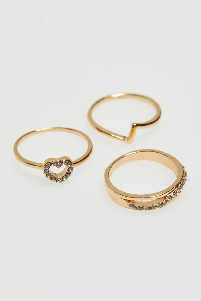 Pierścionki w kolorze złota ozdobnione cyrkoniami