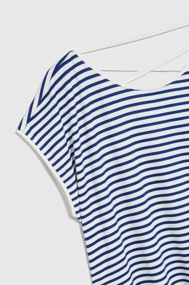 Sukienka w paski o długości przed kolano biało-niebieska