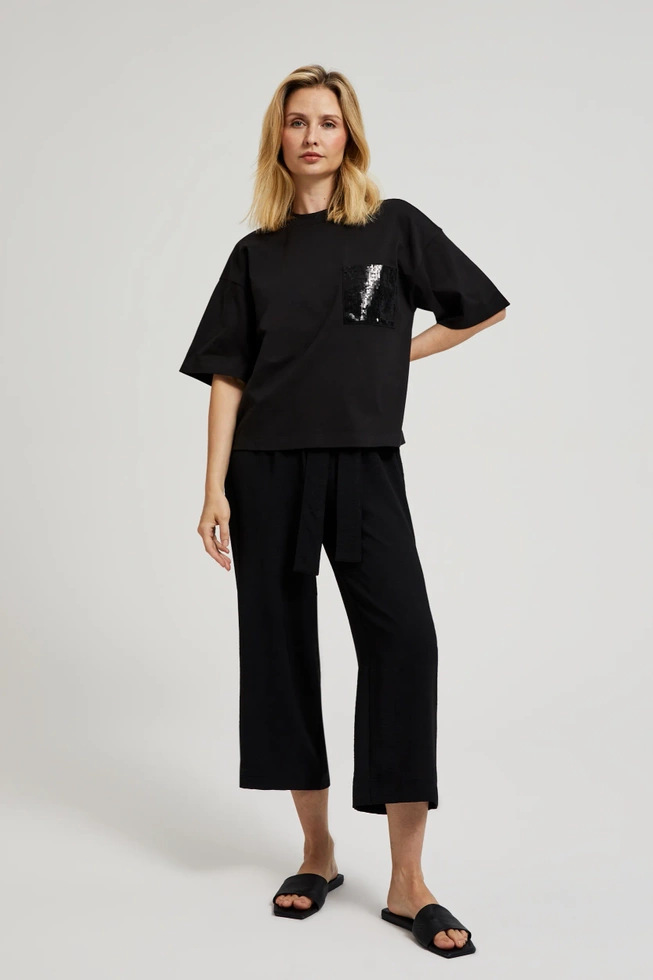 Bluzka z kieszonką ozdobnioną cekinami czarna