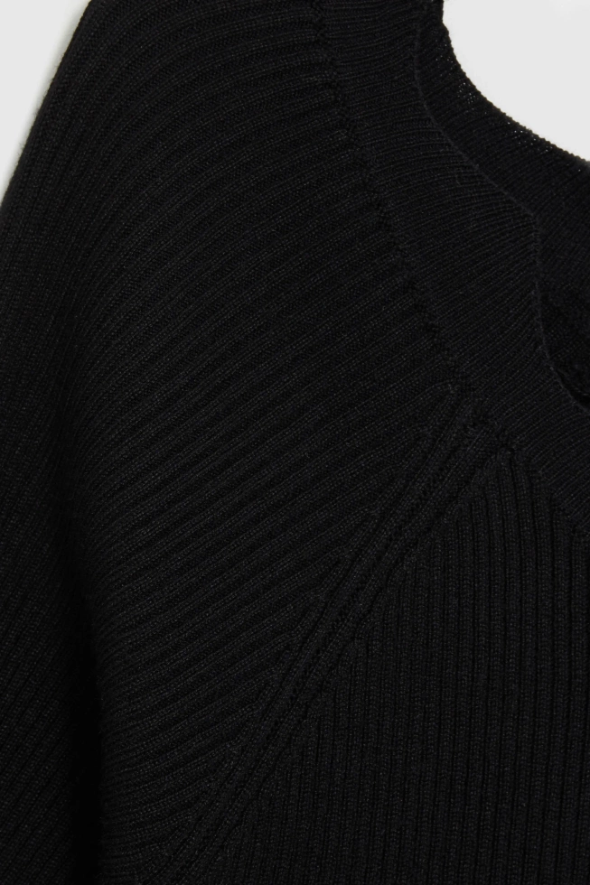 Dopasowany sweter czarny