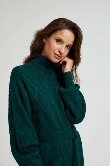 Dzianiowa sukienka z golfem i bufiastymi rękawami zielona