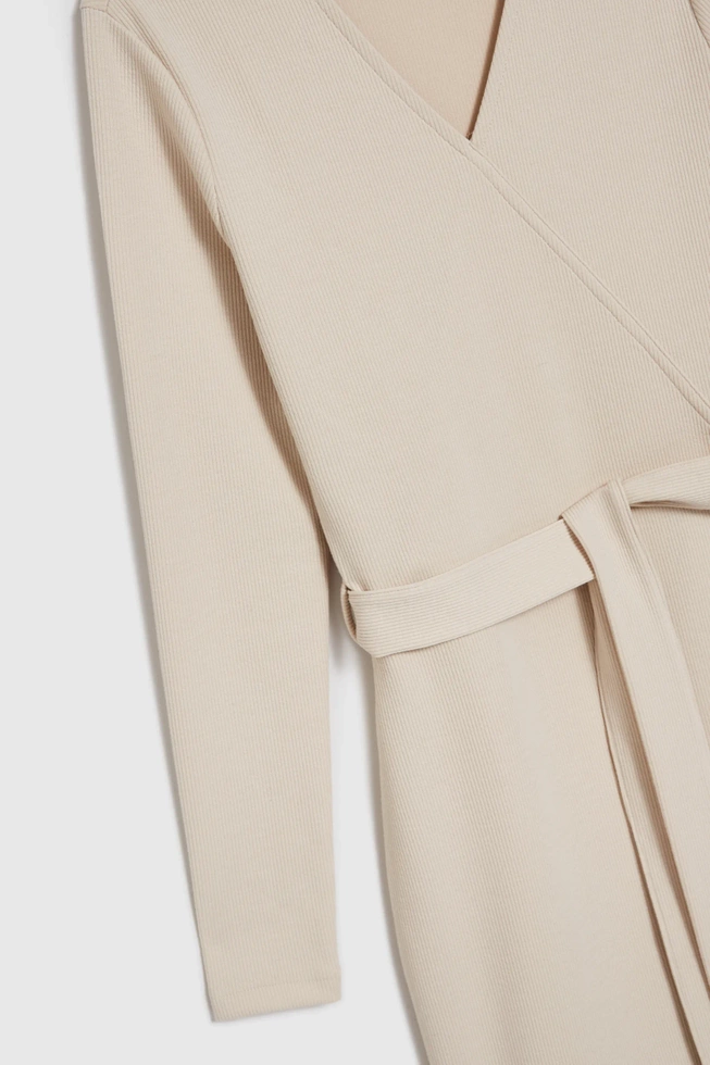 Dzianinowa sukienka o dopasowanym fasonie beżowa
