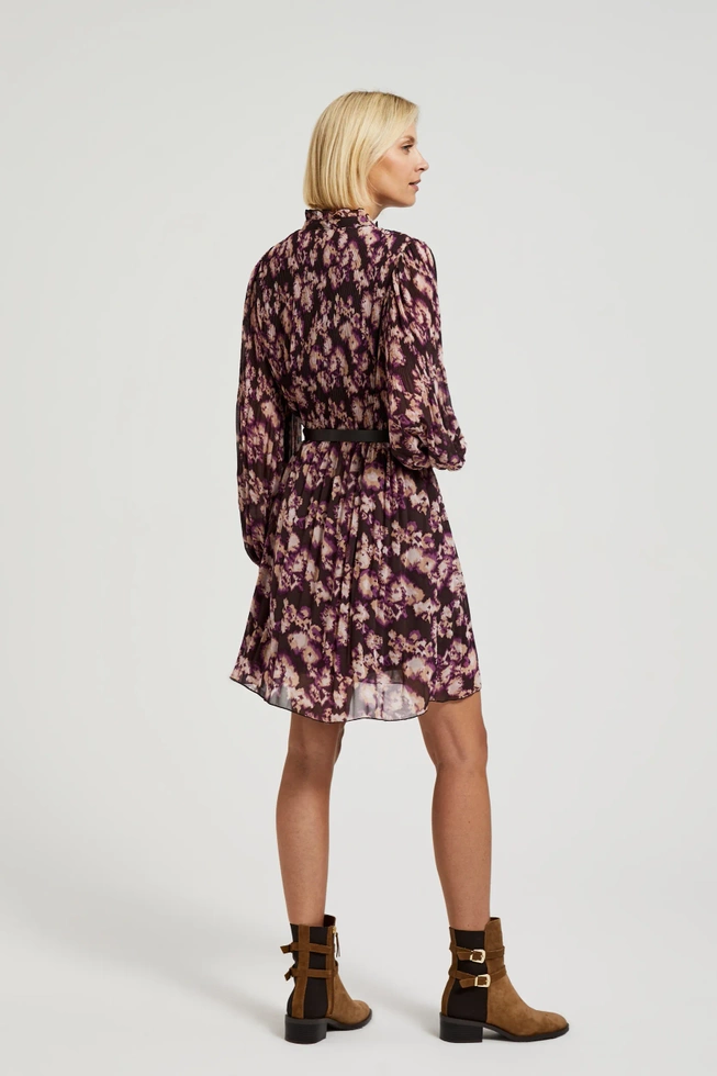 Plisowana sukienka z paskiem brązowa