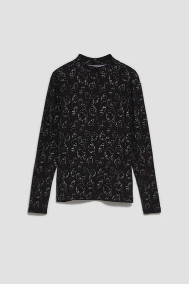 Bluzka z printem w kształcie twarzy i półgolfem czarna