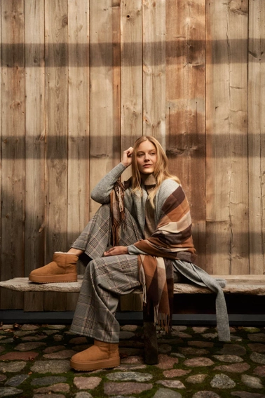 Elegancki szalik w kratę brązowy