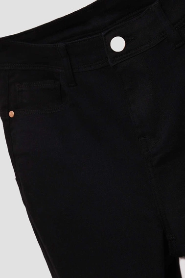 Jeansy skinny z postrzępionymi nogawkami push up czarne