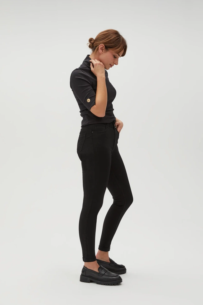 Gładkie jeansy rurki czarne