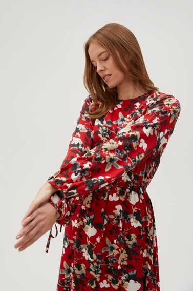 Sukienka w kwiaty z bufiastymi rękawami czerwona