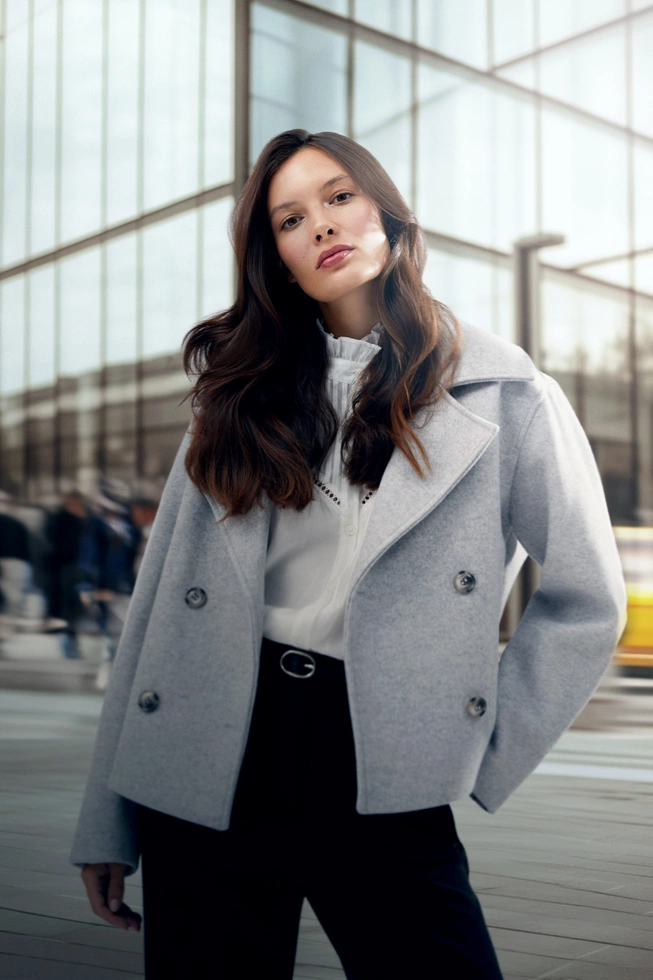 Dwurzędowy krótki płaszcz szary