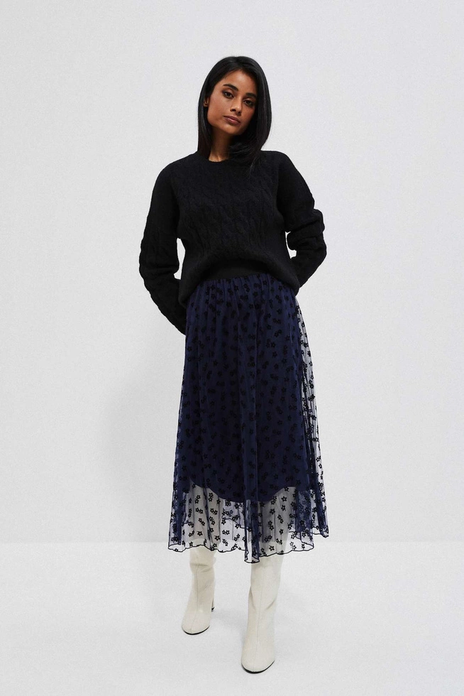 Sweter z ozdobnym splotem i okrągłym dekoltem czarny