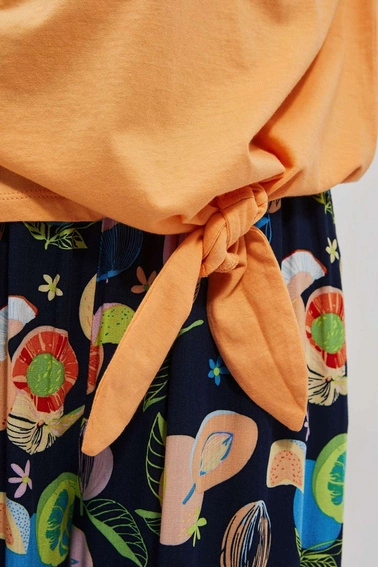 T-shirt z nadrukiem i dekoltem w serek brzoskwiniowy