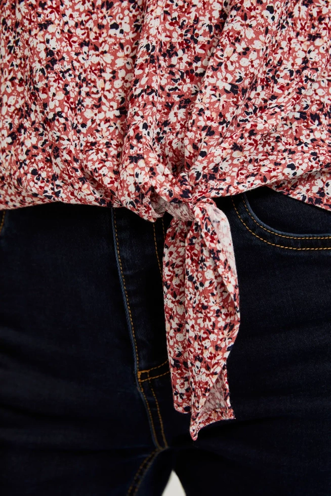 Wzorzysta koszula z dekoltem w serek i wiązaniem różowa