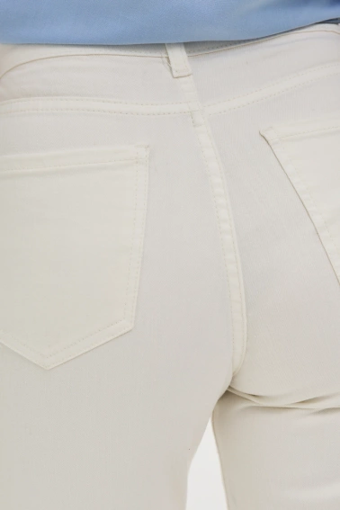 Jeansy z prostą nogawką białe