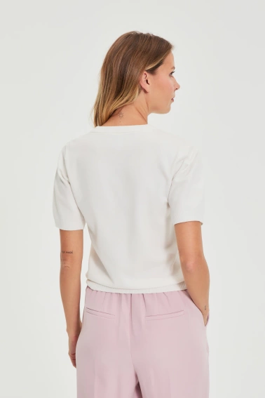 Sweter z krótkimi rękawami i dekoltem w serek biały