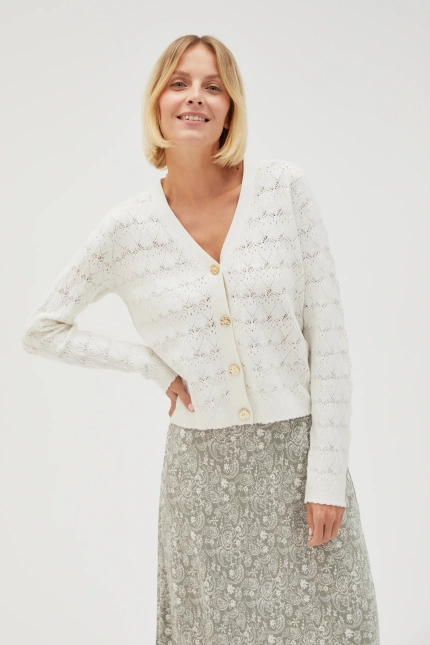 Ażurowy sweter z ozdobnymi guzikami biały