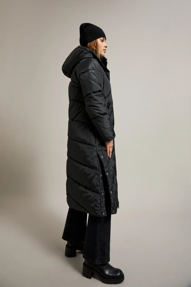 Długa pikowana kurtka z kapturem czarna