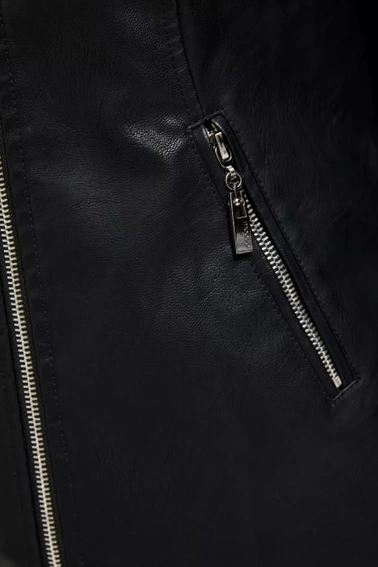 Kurtka z zapięciem pod szyją czarna