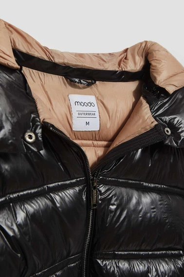 Krótka pikowana czarna kurtka z kapturem