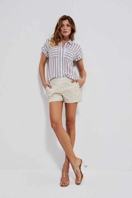 Szorty z ozdobnymi guzikami piaskowe