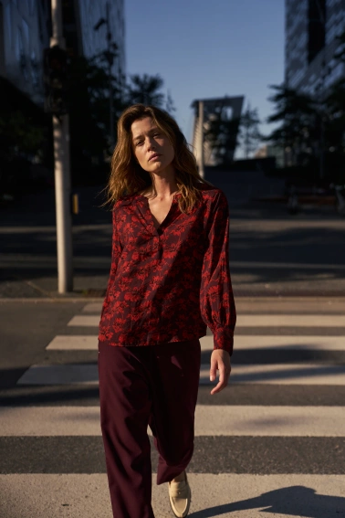 Koszula w kwiaty burgundowa